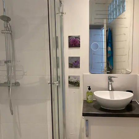 Bright And Airy For 2 Guests Near Marche Provencal