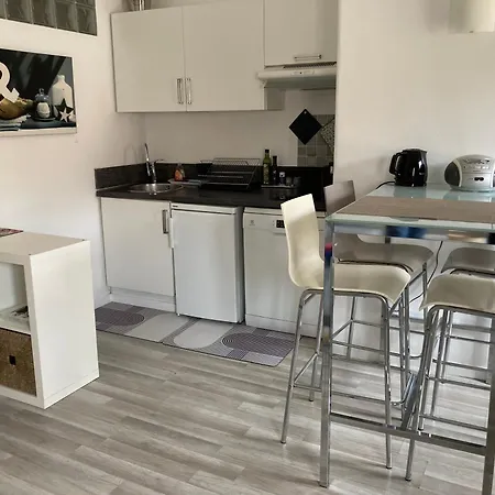 Apartmán Bright And Airy For 2 Guests Near Marche Provencal *